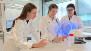 Projektteam von ALPHA LEVERKUSEN und der TH Köln bei der Forschung an einem biogenen UV-Nagellack