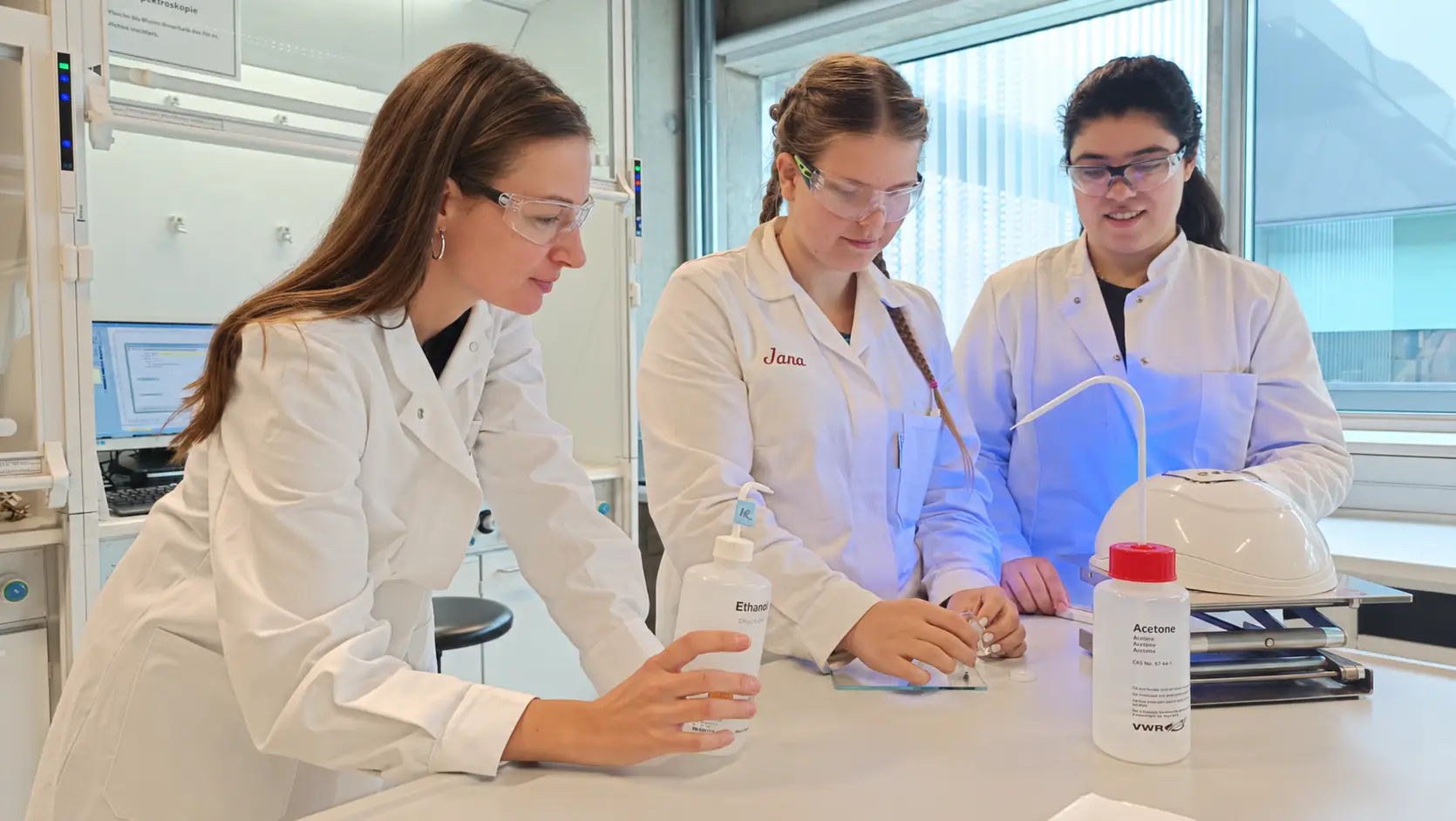Projektteam von ALPHA LEVERKUSEN und der TH Köln bei der Forschung an einem biogenen UV-Nagellack